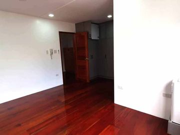 3 Storey Townhouse for sale in V Luna Brgy Pinyahan near Teacher Village Diliman Quezon City