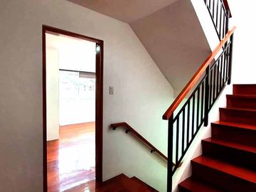 3 Storey Townhouse for sale in V Luna Brgy Pinyahan near Teacher Village Diliman Quezon City