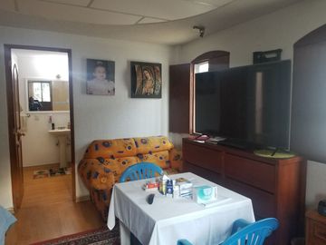 Casa 12 años en calle cerrada a 3 cuadras del Fraccionamiento Tlalpuente. Zona de bosque.