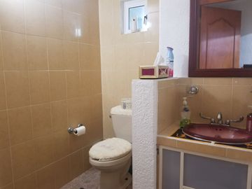 Casa 12 años en calle cerrada a 3 cuadras del Fraccionamiento Tlalpuente. Zona de bosque.