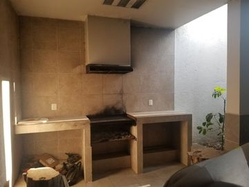Casa 12 años en calle cerrada a 3 cuadras del Fraccionamiento Tlalpuente. Zona de bosque.