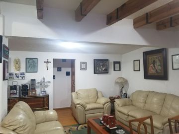 Casa 12 años en calle cerrada a 3 cuadras del Fraccionamiento Tlalpuente. Zona de bosque.