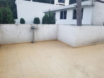 Casa 12 años en calle cerrada a 3 cuadras del Fraccionamiento Tlalpuente. Zona de bosque.