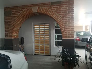 Casa 12 años en calle cerrada a 3 cuadras del Fraccionamiento Tlalpuente. Zona de bosque.