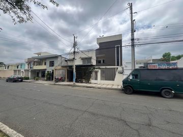 CASA COMERCIAL EN ZONA NORTE SECTOR GASTRONÓMICO DE PORTOVIEJO