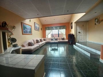 CASA AMPLIA EN VENTA UBICADA EN MIRAFLORES