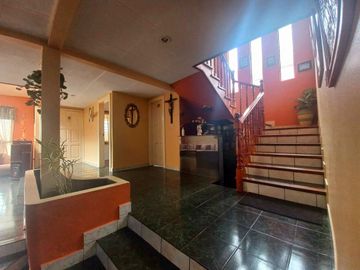 CASA AMPLIA EN VENTA UBICADA EN MIRAFLORES