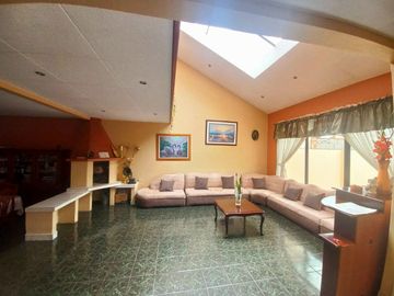 CASA AMPLIA EN VENTA UBICADA EN MIRAFLORES