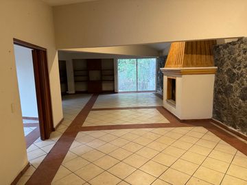 AMPLIA CASA CON EXCELENTE UBICACIÓN EN TLALTENANGO