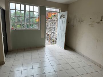 AMPLIA CASA CON EXCELENTE UBICACIÓN EN TLALTENANGO