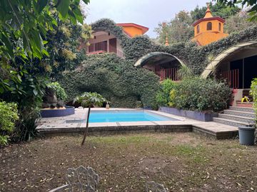 AMPLIA CASA CON EXCELENTE UBICACIÓN EN TLALTENANGO