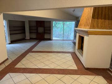 AMPLIA CASA CON EXCELENTE UBICACIÓN EN TLALTENANGO