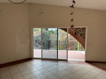 AMPLIA CASA CON EXCELENTE UBICACIÓN EN TLALTENANGO