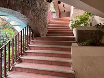 AMPLIA CASA CON EXCELENTE UBICACIÓN EN TLALTENANGO