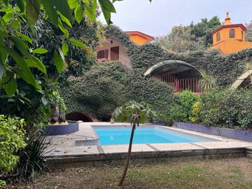 AMPLIA CASA CON EXCELENTE UBICACIÓN EN TLALTENANGO