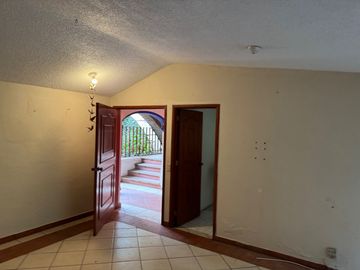 AMPLIA CASA CON EXCELENTE UBICACIÓN EN TLALTENANGO