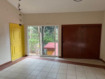 AMPLIA CASA CON EXCELENTE UBICACIÓN EN TLALTENANGO