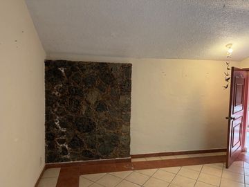 AMPLIA CASA CON EXCELENTE UBICACIÓN EN TLALTENANGO
