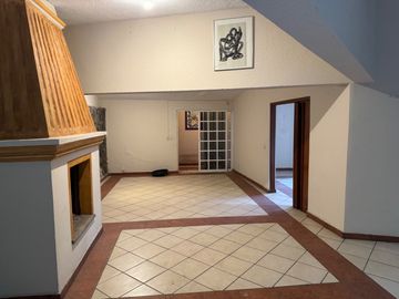 AMPLIA CASA CON EXCELENTE UBICACIÓN EN TLALTENANGO