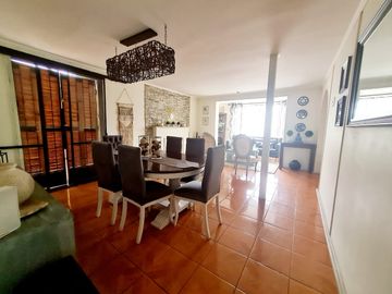 Hermosa y gran propiedad para familia numerosa, en barrio residencial
