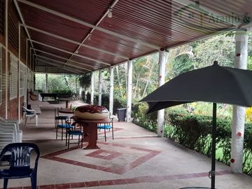 VENDEMOS HERMOSA FINCA EN EL CARMEN DE ÁPICALA.