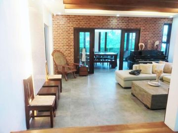 Spacious 6 Bedrooms House with Pool in Uphill Royale Cebu