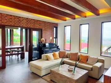 Spacious 6 Bedrooms House with Pool in Uphill Royale Cebu
