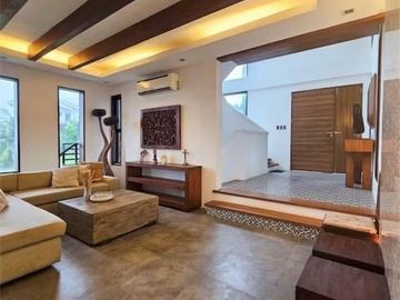 Spacious 6 Bedrooms House with Pool in Uphill Royale Cebu