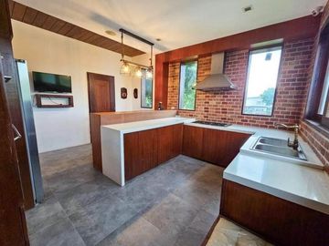 Spacious 6 Bedrooms House with Pool in Uphill Royale Cebu