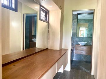 Spacious 6 Bedrooms House with Pool in Uphill Royale Cebu