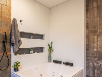 Venta Casa, Tenjo, amplia 1 piso, 4 habitaciones, 5 baños.