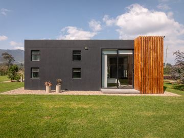 Venta Casa, Tenjo, amplia 1 piso, 4 habitaciones, 5 baños.