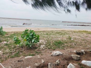 Land for sale on Chao Samran beach, good location, cheap price.