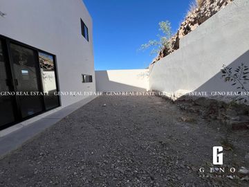 CASA EN VENTA EN ASTURIAS CON PATIO AMPLIO