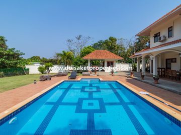 (HS332-04) Outstanding 4-Bedroom Family Home with Swimming Pool for Sale in Luang Nuea, Doi Saket