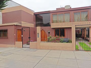 VENDO LINDA CASA REMODELADA CON DPTO INDEPENDIENTE SAN BORJA.