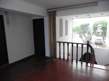 VENDO LINDA CASA REMODELADA CON DPTO INDEPENDIENTE SAN BORJA.