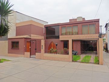 VENDO LINDA CASA REMODELADA CON DPTO INDEPENDIENTE SAN BORJA.
