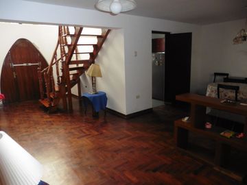 VENDO LINDA CASA REMODELADA CON DPTO INDEPENDIENTE SAN BORJA.