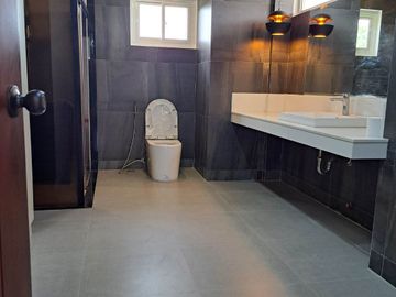 14.5m 4 Bedroom House NEAR TWIN LAKES TAGAYTAY!