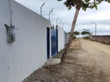Villas Amobladas en la Paya de Tonsupa cerca al mar, en Venta, cuenta con Piscina.