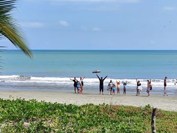 Villas Amobladas en la Paya de Tonsupa cerca al mar, en Venta, cuenta con Piscina.