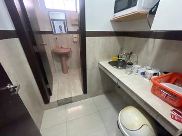 CIUDADELA LOS ALMENDROS VENDO PRECIOSA Y AMPLIA CASA ESQUINERA DE DOS PISOS CON AREAS DE OFICINA