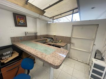 CIUDADELA LOS ALMENDROS VENDO PRECIOSA Y AMPLIA CASA ESQUINERA DE DOS PISOS CON AREAS DE OFICINA