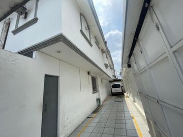 CIUDADELA LOS ALMENDROS VENDO PRECIOSA Y AMPLIA CASA ESQUINERA DE DOS PISOS CON AREAS DE OFICINA