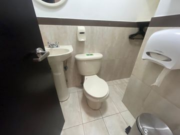 CIUDADELA LOS ALMENDROS VENDO PRECIOSA Y AMPLIA CASA ESQUINERA DE DOS PISOS CON AREAS DE OFICINA