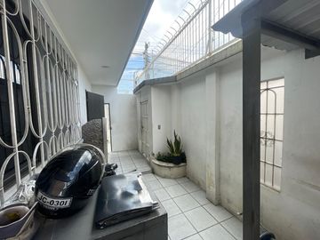 CIUDADELA LOS ALMENDROS VENDO PRECIOSA Y AMPLIA CASA ESQUINERA DE DOS PISOS CON AREAS DE OFICINA