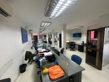 CIUDADELA LOS ALMENDROS VENDO PRECIOSA Y AMPLIA CASA ESQUINERA DE DOS PISOS CON AREAS DE OFICINA