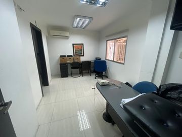 CIUDADELA LOS ALMENDROS VENDO PRECIOSA Y AMPLIA CASA ESQUINERA DE DOS PISOS CON AREAS DE OFICINA