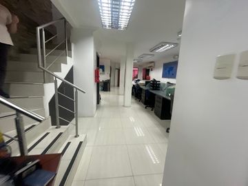 CIUDADELA LOS ALMENDROS VENDO PRECIOSA Y AMPLIA CASA ESQUINERA DE DOS PISOS CON AREAS DE OFICINA